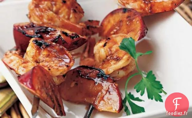 Brochettes de Crevettes et de Prunes Grillées avec Sauce Hoisin Sucrée