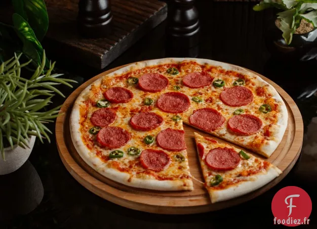 Pizza Grillée avec Saucisse Chaude, Poivrons et Oignons Grillés et Ricotta à l'Origan