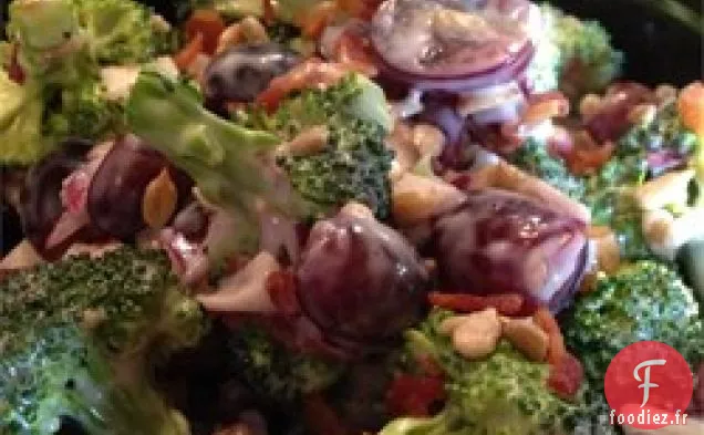 Salade de Brocoli aux Raisins Rouges, Bacon et Graines de Tournesol
