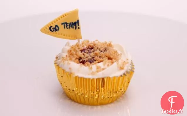 Cupcakes au Cheesecake Triple Berry Préférés des Fans avec Glaçage à la Crème Sure, Compote de Baies Mélangées, Crème Fouettée Fraîche, Croûte de Biscuits Graham