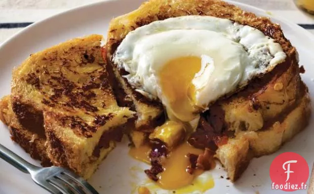 Pain perdu Farci au Bacon, Confiture de Tomates à l'Oignon au Gruyère et Œuf au plat