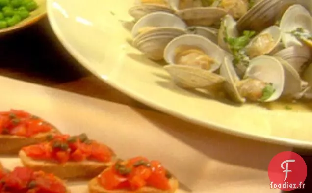 Palourdes Braisées dans un Bouillon de Persil, Petits Pois et Bruschetta aux Tomates et Câpres frites