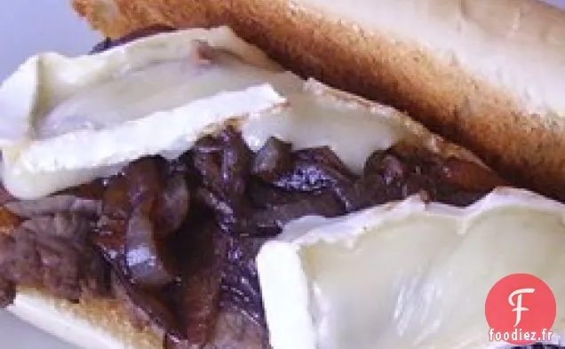 Sous-marins de Rôti de Boeuf avec Oignons Balsamiques et Fromage Brie