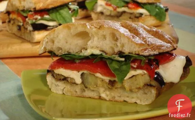 Aubergines Grillées et Mozzarella Fraîche sur Ciabatta avec Poivrons Rouges Rôtis, Mayonnaise à l'Ail, Basilic Frais et Roquette