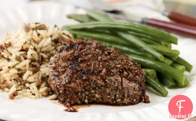 Steaks de Filet Mignon en Croûte de Poivre et d'Ail avec Sauce au Porto