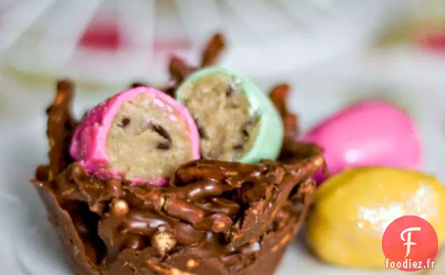Oeufs De Pâte À Biscuits Aux Pépites De Chocolat Avec Nids De Pb Au Chocolat