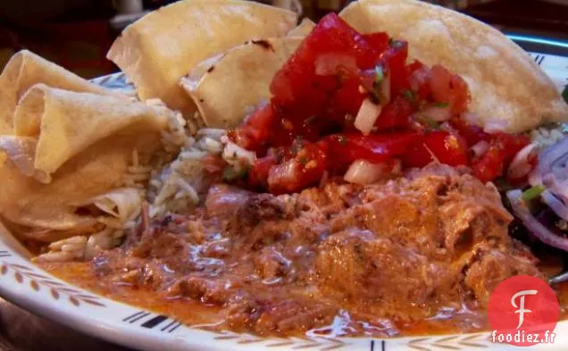 Porc Rôti Lent avec Sauce au Curry à la Noix de Coco, Tortillas de Maïs, Salsa de Tomates Fraîches sur Riz Basmati