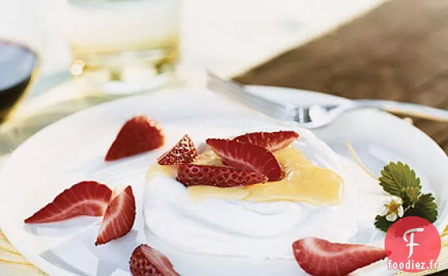 Tasses de Meringue aux Fraises et au Caillé de Citron Meyer