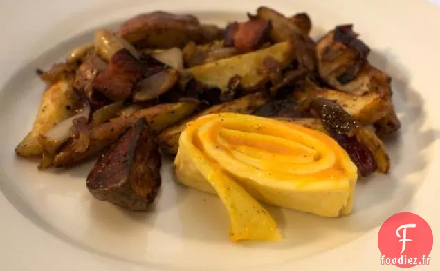 Omelette Roulée au Fromage Cheddar avec Pommes de Terre Rôties au Bacon