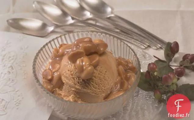 Sundae À La Crème Glacée Au Caramel Avec Sauce Caramel Aux Arachides Salées