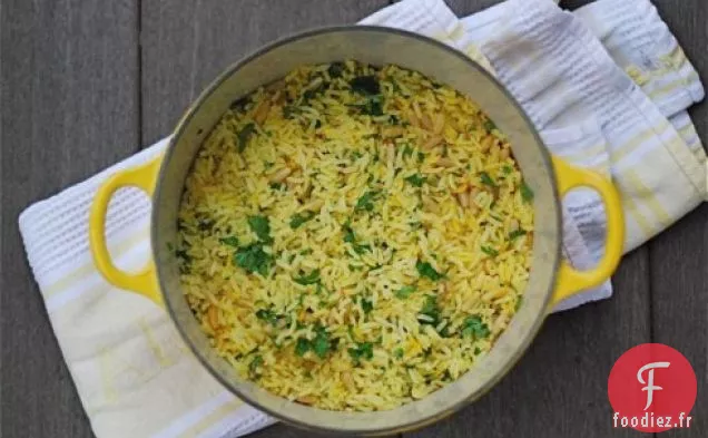 Riz Au Safran Cuit Au Four Avec Pignons De Pin Et Persil