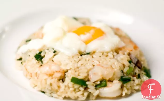 Riz Frit Aux Crevettes À L'Ail Et À la Ciboulette Avec Chips D'Ail