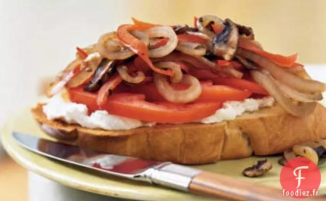 Sandwich aux Champignons, Tomates et Fromage de Chèvre à Face Ouverte