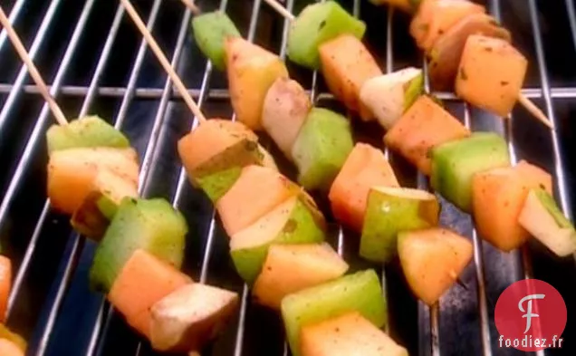 Brochettes de Fruits de Saison et de Melon avec Sauce Chili Ardente