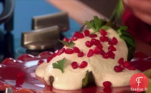 Piments Poblano Farcis dans une Sauce Crémeuse aux Noix
