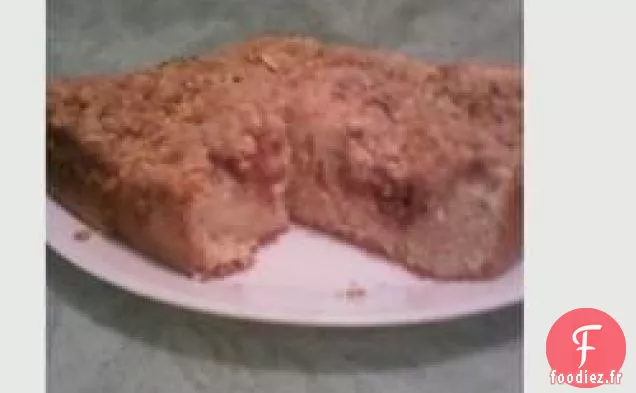 Gâteau au Café Fourré au Fromage à la Crème Avec Confitures de Fruits et Garniture de Crumble