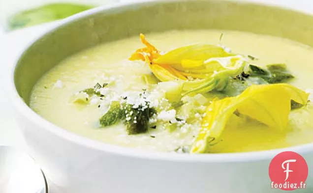 Soupe de Maïs avec Poblanos Rôtis et Fleurs de Courgettes