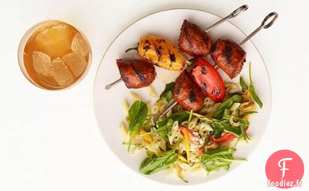 Brochettes De Saucisses Grillées Avec Salade De Pâtes