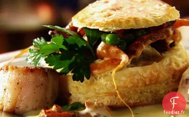 Pétoncles de Mer Poêlés au Beurre Blanc avec Bébés Légumes de Printemps en Pâte Feuilletée