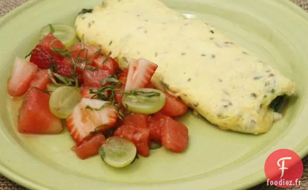 Omelette aux Épinards et Fromage avec Salade de Fruits Fermiers en Vinaigrette au Champagne