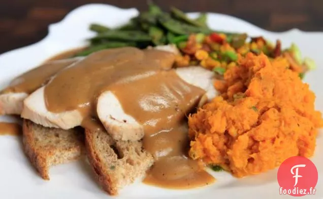 Dinde Saumurée au Soja et au Cidre sur des Pointes de Pain Grillé avec Sauce Soja à l'érable