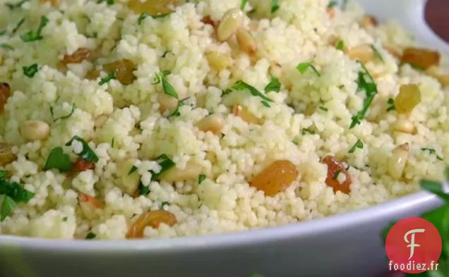 Couscous aux Herbes avec Raisins Secs Dorés et Pignons de Pin