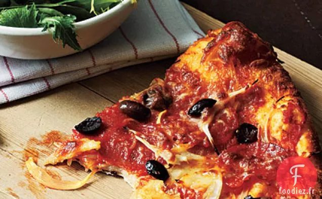 Pizza au Pepperoni, à l'Oignon et aux Olives