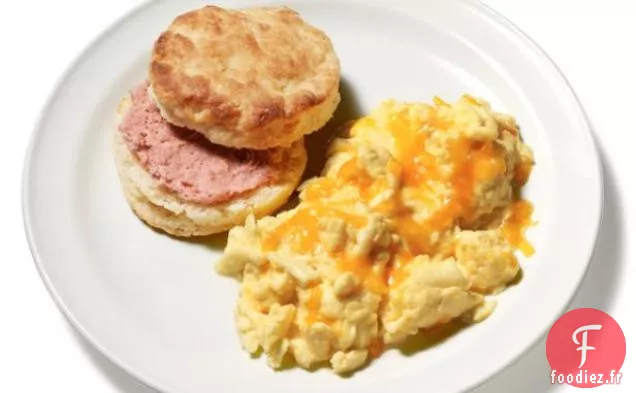 Oeufs Brouillés Parfaits Avec Des Biscuits