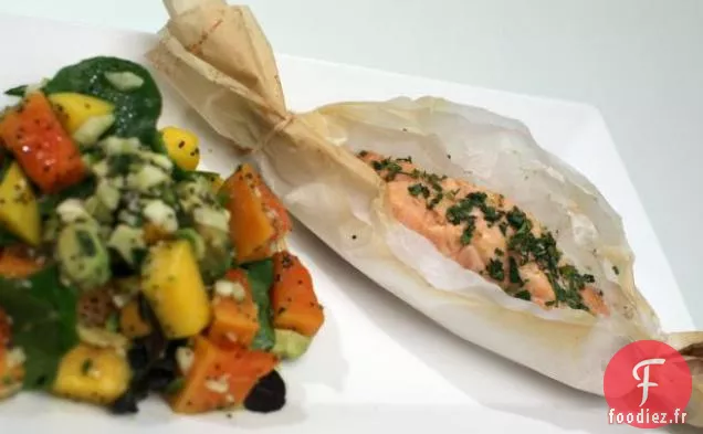 Saumon en Papillote avec Salade de Papaye, Mangue et Avocat