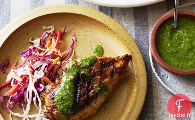 Poitrines de Poulet Frottées aux Épices Espagnoles avec Sauce Persil-Menthe