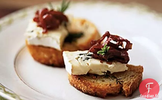 Crostini aux herbes avec Tartinade de Fromage Bleu et Relish à l'Oignon Caramélisé