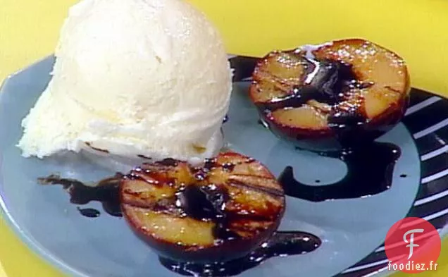 Prunes Grillées Glacées au Balsamique avec Glace à la Vanille