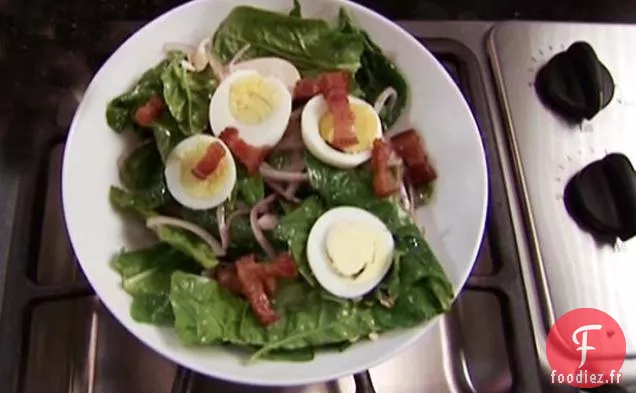 Salade d'Épinards avec Vinaigrette Chaude au Bacon