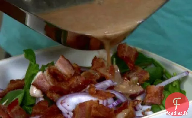 Salade d'Épinards avec Vinaigrette Chaude au Bacon