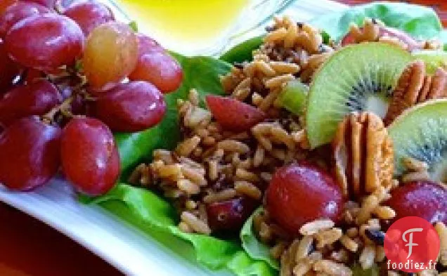 Salade de Riz Sauvage aux Noix avec Kiwi et Raisins Rouges