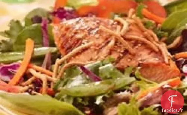 Salade de Saumon Grillé, Pois Mange-Tout et Mélange Printanier avec Nouilles Chow Mein