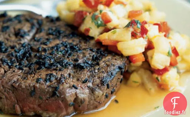 Steaks de Filet de Bœuf en croûte de Sésame avec Relish à l'Ananas, à la Mangue et au Poivron Rouge