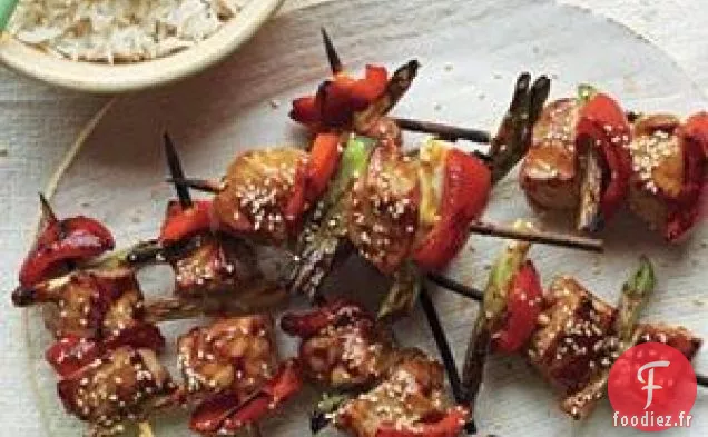 Brochettes De Porc Glacées Et Riz Au Sésame