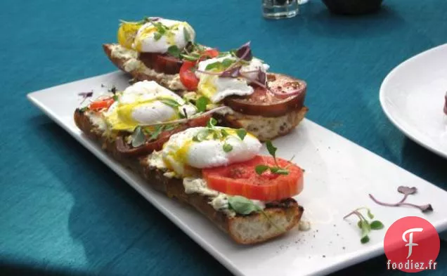 Oeufs Pochés sur Baguette Grillée avec Fromage de Chèvre et Vinaigrette au Poivre Noir