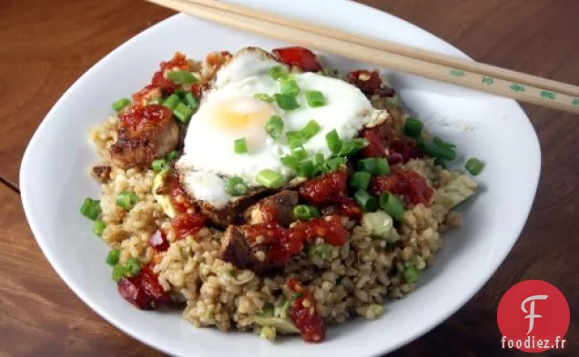 Bol De Riz Brun Avec Du Tofu Mariné À La Sauce Soja Et Un Œuf Au Plat