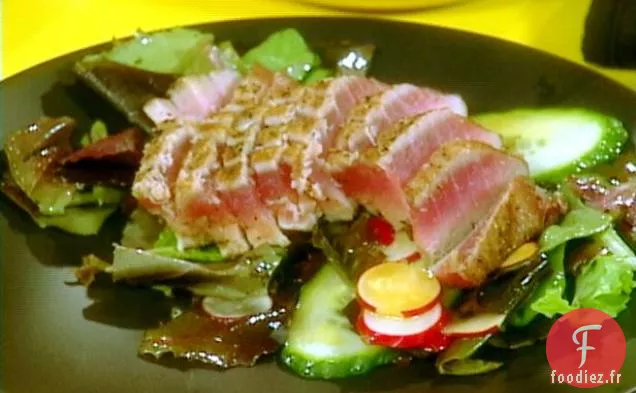 Thon Ahi Poêlé et Salade de Légumes Verts Mélangés avec Vinaigrette au Wasabi