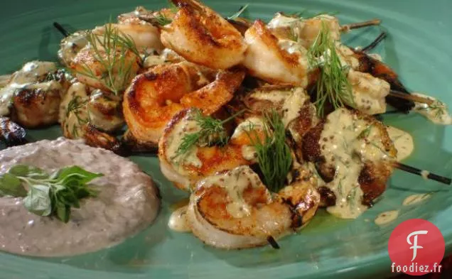 Brochettes de Crevettes Grillées avec Vinaigrette à la Moutarde et à l'Aneth et Sauce au Yogourt aux Olives Noires