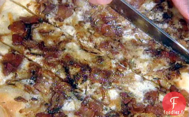 Pizza aux Oignons Caramélisés et Bacon Croustillant