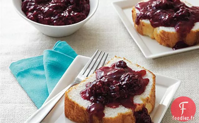 Gâteau aux Anges avec Compote de Baies Mélangées