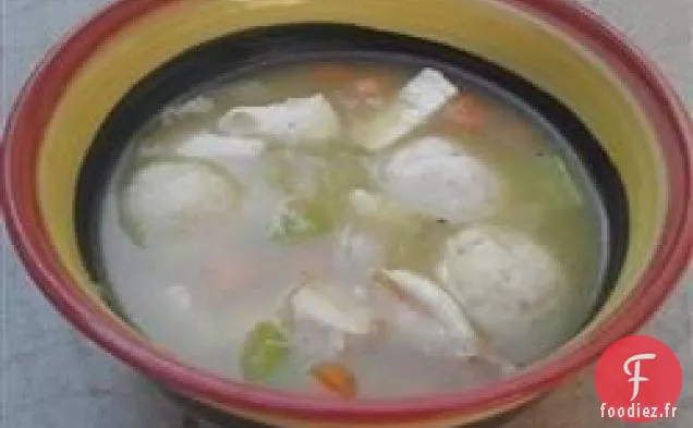 Soupe de Poulet Casher avec Boules de Matzo
