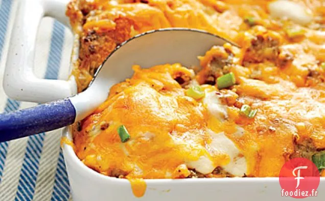 Cuisson de saucisses, de Biscuits et de Sauce