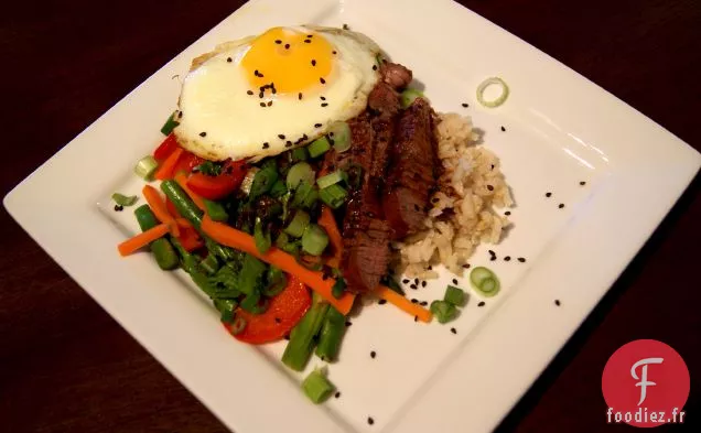 Bol De Riz Coréen Avec Steak, Légumes Et Œuf Au Plat