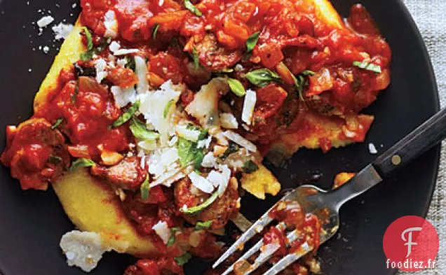 Polenta au Parmesan et Sauce à Saucisse Épicée