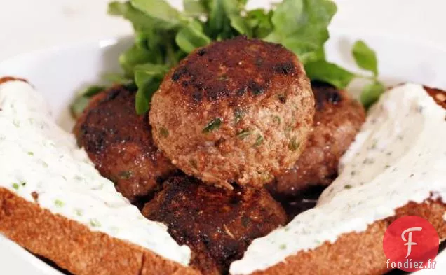 Boulettes de Bœuf Braisées à la Bière avec Sauce au Raifort