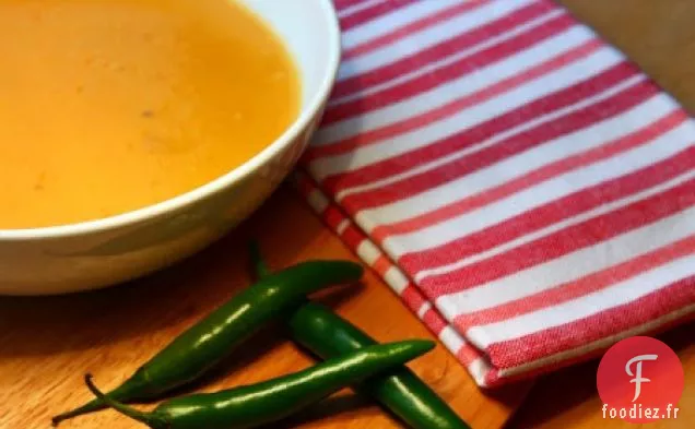 Soupe Épicée de Carottes, Patates Douces et Noix de Coco